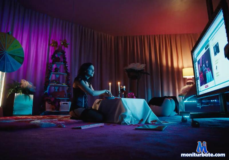 Download for FREE the hottest camgirl naked videos from 7 live cam websites