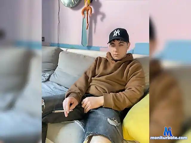 Nickshoow bongacams performer male