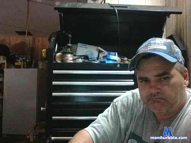 iwant-to-play bongacams performer male