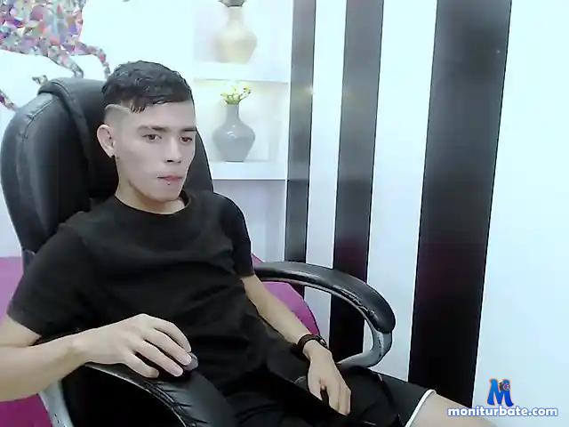 LeoHots18 bongacams performer male
