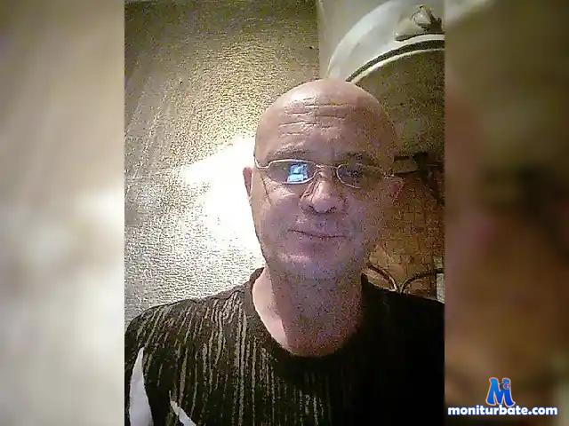 VLADIMIR01048 bongacams performer male