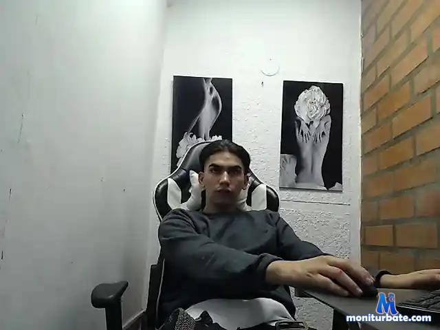 Criss-69- bongacams performer male