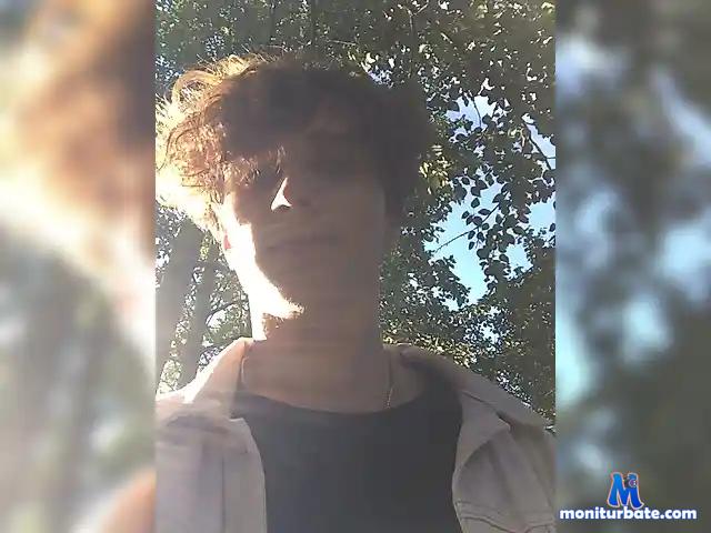 YOUNG1PEEP bongacams performer male