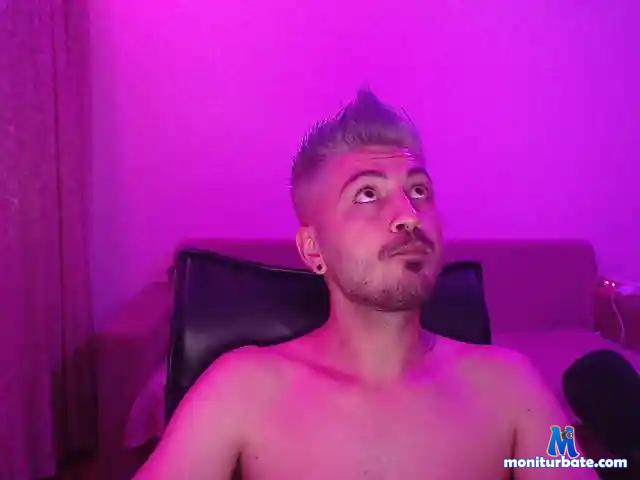 RricardoLin bongacams performer male