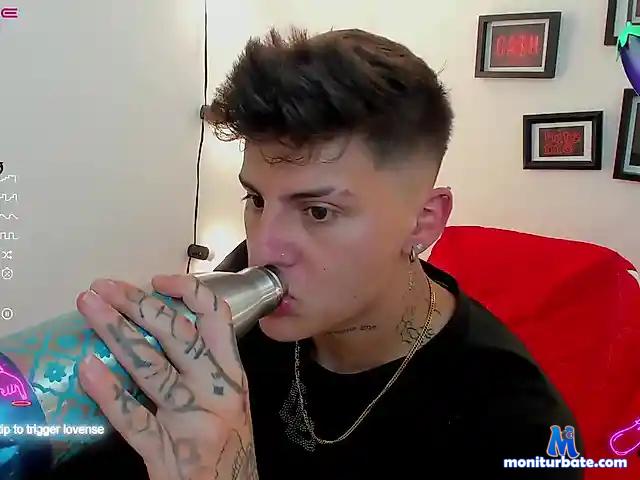 JohnyMulticum bongacams performer male