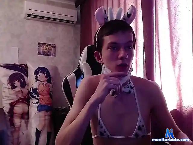 EmilyTyan bongacams performer male