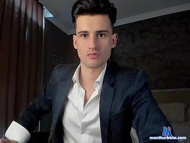 DL-S1 bongacams performer male