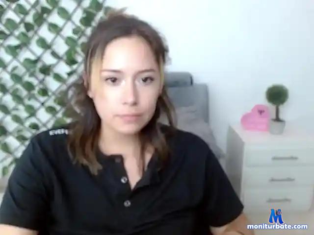 MommyMia bongacams performer female