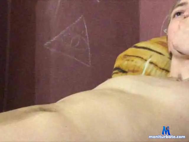 LilSky777 bongacams performer male