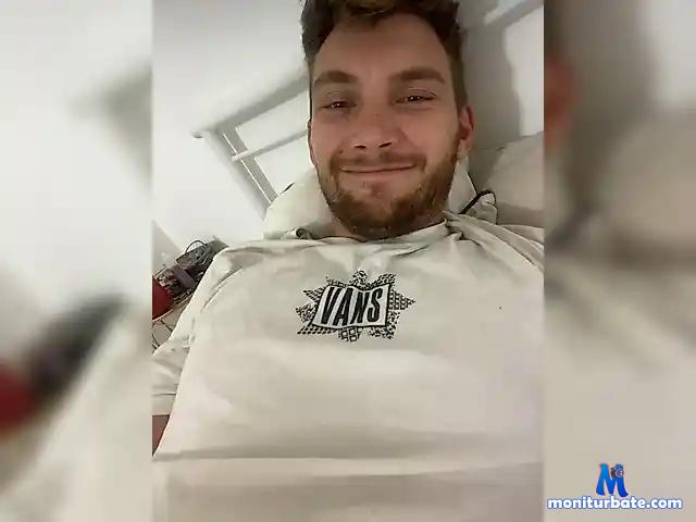 Cumshooting bongacams performer male