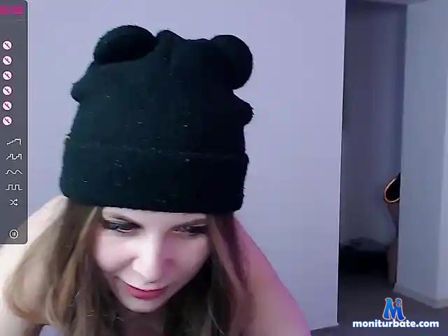 CarolineBlair bongacams performer female