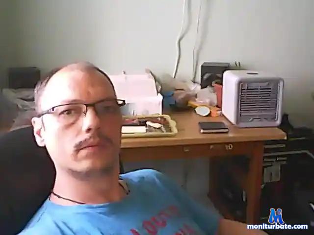 LRobert00 bongacams performer male