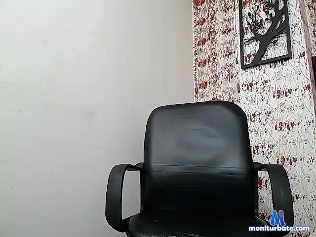leandro-90- bongacams performer male