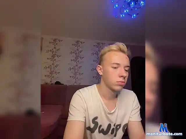JuicyKen bongacams performer male