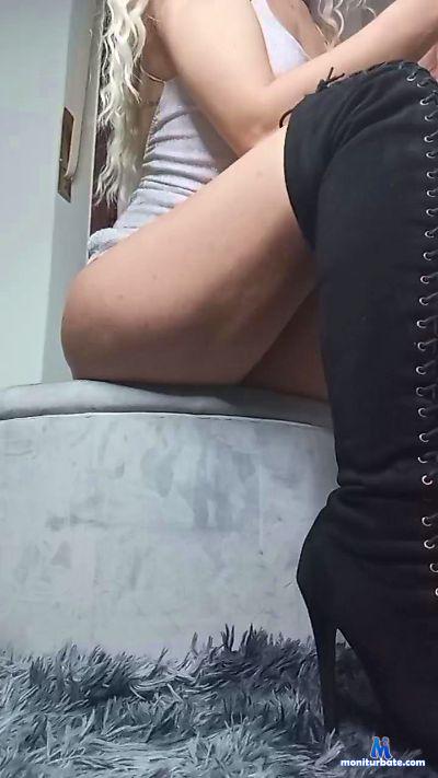 22MELANIA22 cam4 bisexual performer from Republic of Italy  