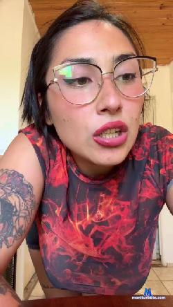 Momii28 cam4 live cam performer profile