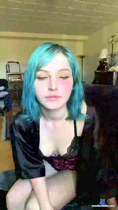 RoxxiRoe cam4 bicurious performer from United States of America  