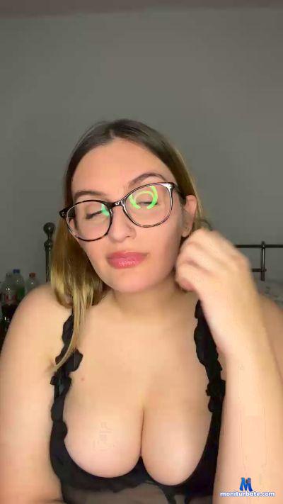 HollyNaeve cam4 bisexual performer from United Kingdom of Great Britain & Northern Ireland pregnant bisexual squirt masturbation bath wet 