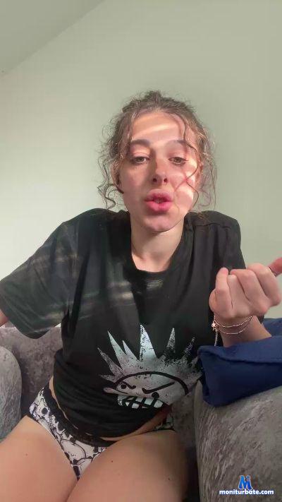 _Crystalxx cam4 bisexual performer from United Kingdom of Great Britain & Northern Ireland  