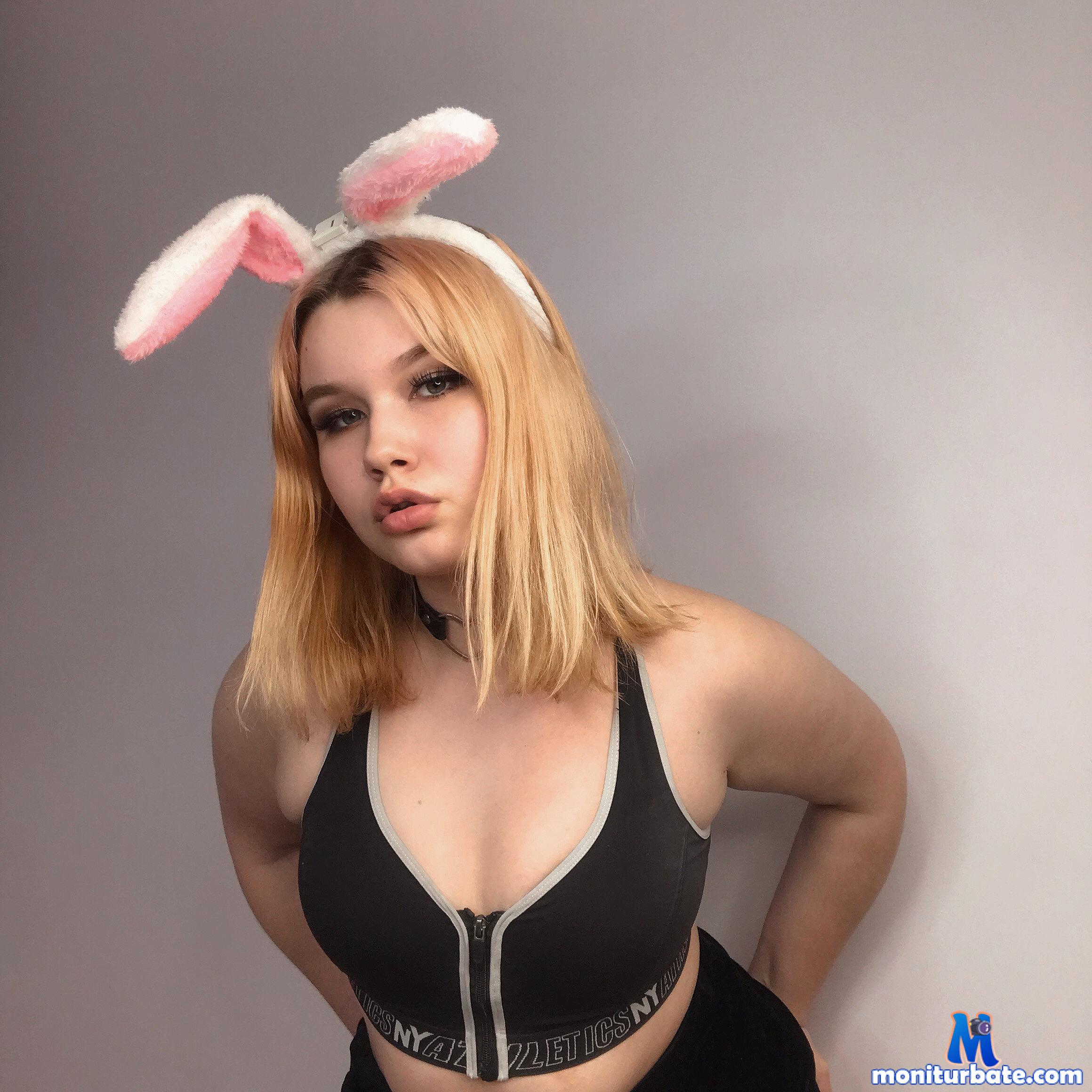 DeavelSweety cam4 bisexual performer from United States of America  