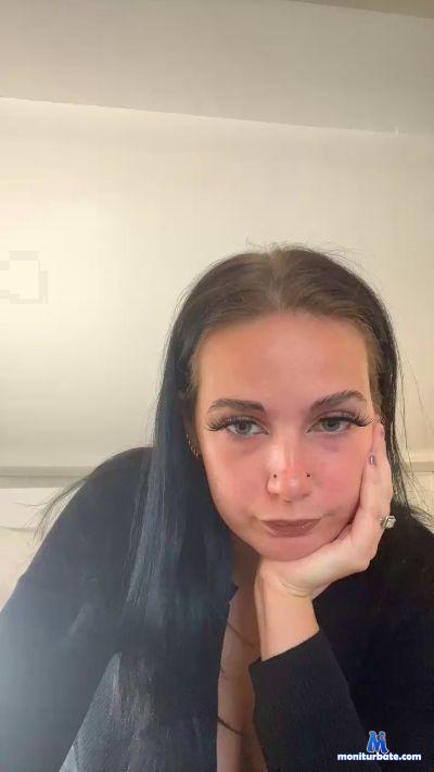 CharliBabyx cam4 bisexual performer from United Kingdom of Great Britain & Northern Ireland  