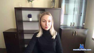MelaniLow_ cam4 bisexual performer from United States of America livetouch 