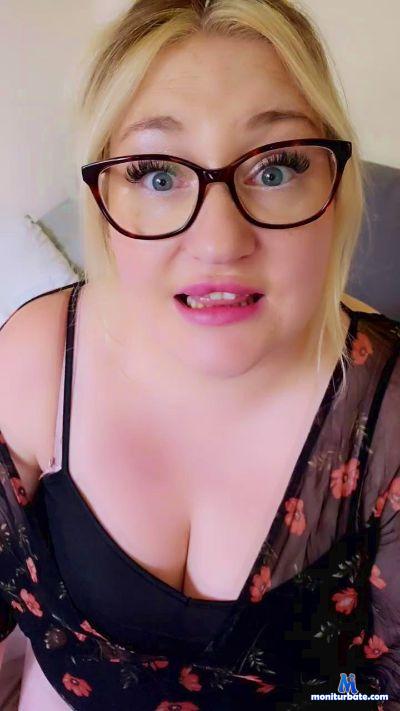 LoveThecake cam4 bisexual performer from United Kingdom of Great Britain & Northern Ireland  