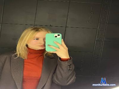 SynnoveCraley cam4 bisexual performer from French Republic bigass cute feet masturbation schoolgirl C2C spanking 