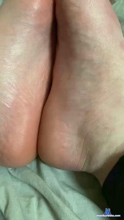 Elliexox_rae cam4 straight performer from United Kingdom of Great Britain & Northern Ireland feet 