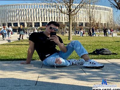 andrewgold_sexy cam4 bisexual performer from Russian Federation  