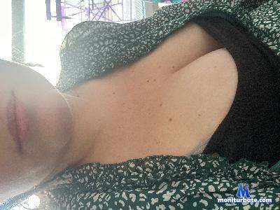 whitequeen_xxx cam4 straight performer from French Republic  