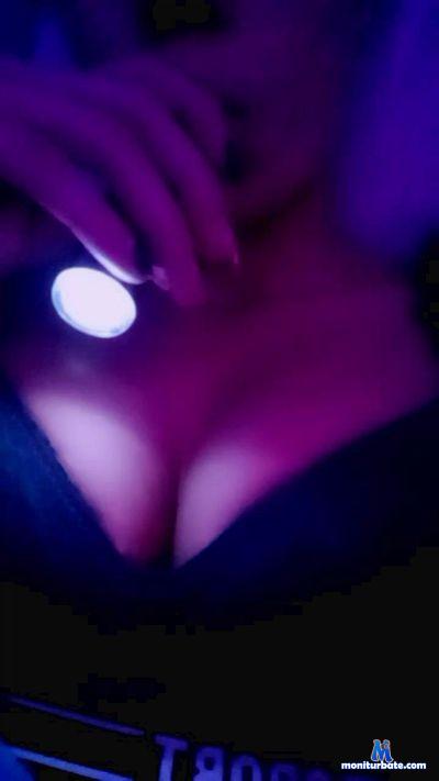 LatinaLove27 cam4 bisexual performer from United States of America  