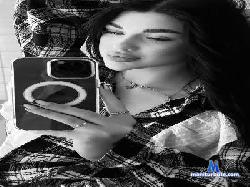 LynnaCharlton cam4 live cam performer profile