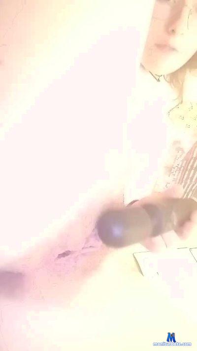 Uiiyly cam4 bicurious performer from French Republic  