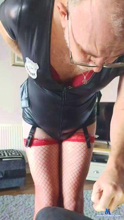 gardening45 cam4 bicurious performer from United Kingdom of Great Britain & Northern Ireland  