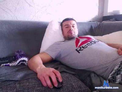 hoottooh88 cam4 bisexual performer from Republic of Chile  
