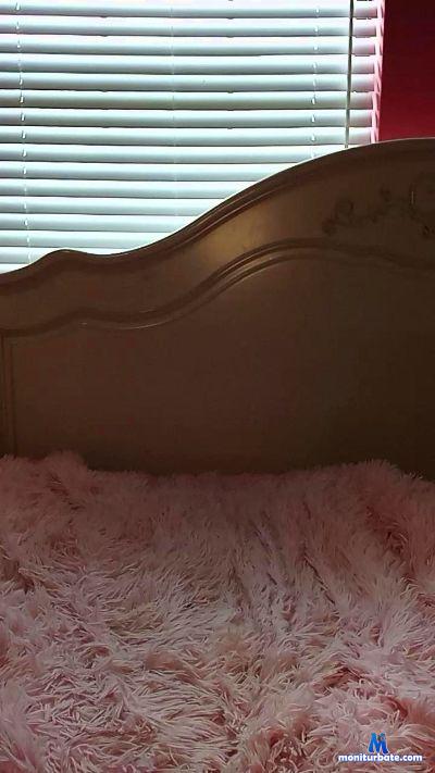 PeachesNDream cam4 bisexual performer from United States of America  