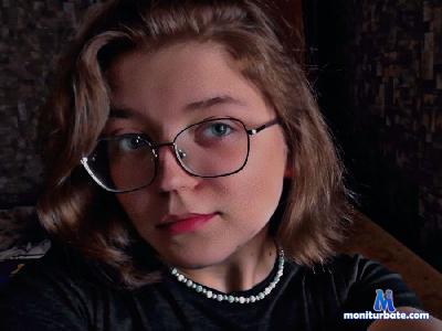 WillaDewberry cam4 bicurious performer from French Republic schoolgirl C2C striptease cute ass spanking feet 