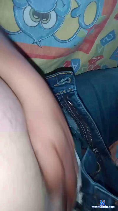 Gatito35 cam4 bisexual performer from Republic of Ecuador  