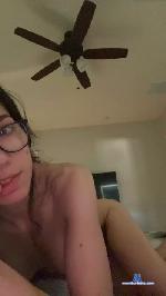 Leanielove cam4 livecam show performer room profile