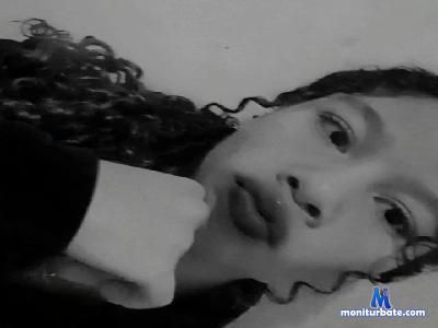 Queen_FullPee cam4 bicurious performer from Argentine Republic  