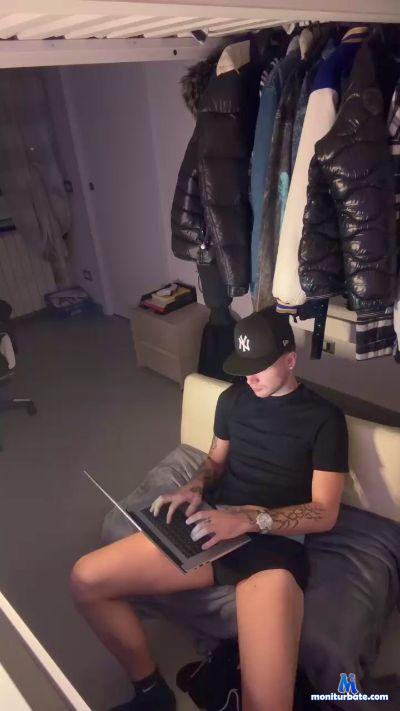 Plewus99 cam4 bisexual performer from Republic of Italy feet ass cute AssToMouth bigass 