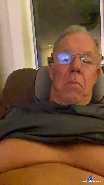 Funguy19571 cam4 bisexual performer from United States of America  