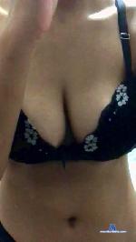 larinha32 cam4 livecam show performer room profile
