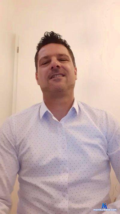 hotbttm4tops cam4 gay performer from United Kingdom of Great Britain & Northern Ireland  