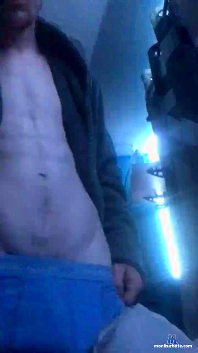 hennerz cam4 bisexual performer from United Kingdom of Great Britain & Northern Ireland  