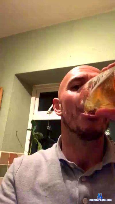 OhSheSquirts cam4 bicurious performer from United Kingdom of Great Britain & Northern Ireland  
