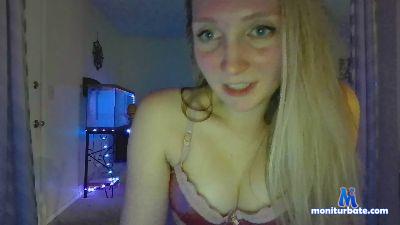 SavannahFox cam4 bicurious performer from United States of America cute blowjob pussy anal ass feet amateur 