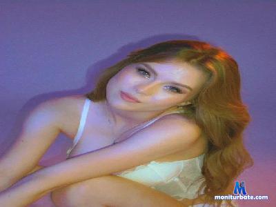 AccaHawkinson cam4 bicurious performer from Czech Republic masturbation C2C bdsm spanking feet striptease 