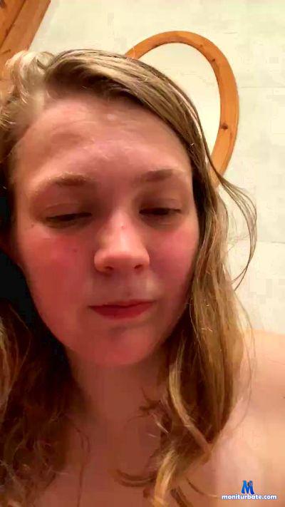 HotDahlia cam4 bisexual performer from Kingdom of Norway Bathroom MidtnightFun 
